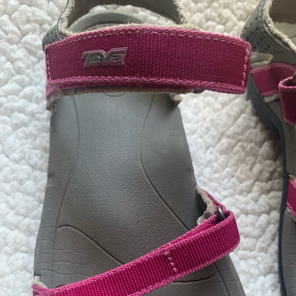 🌺Teva Verra fuchsia sport sandals 8 - Picture 3 of 15